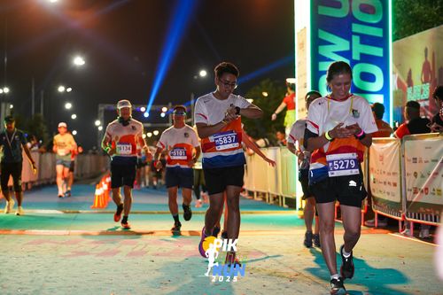 Race photo from PIK NITE RUN 2025