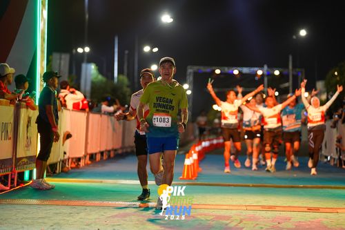 Race photo from PIK NITE RUN 2025