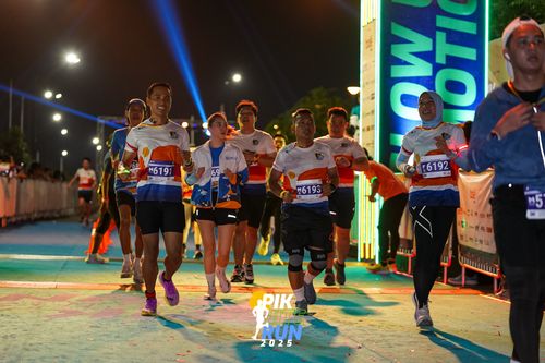 Race photo from PIK NITE RUN 2025