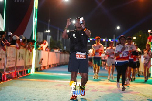 Race photo from PIK NITE RUN 2025