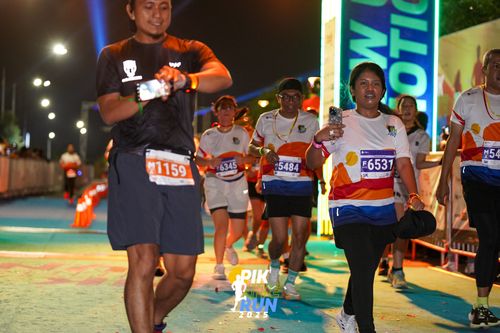 Race photo from PIK NITE RUN 2025