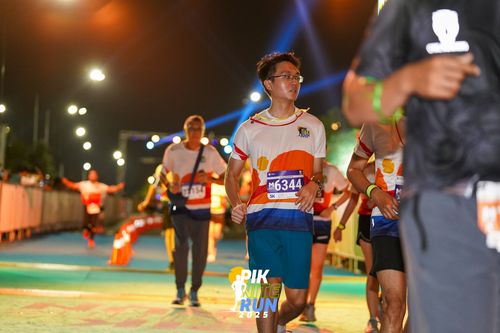 Race photo from PIK NITE RUN 2025