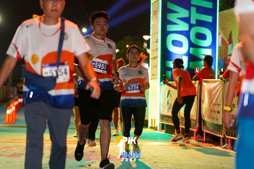 Race photo from PIK NITE RUN 2025