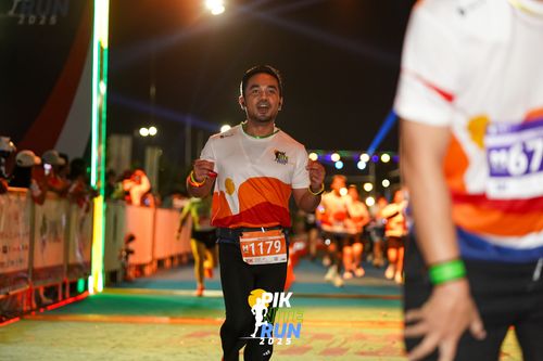 Race photo from PIK NITE RUN 2025