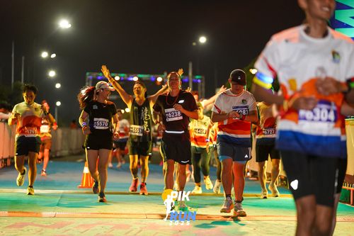 Race photo from PIK NITE RUN 2025