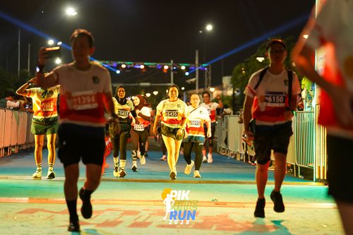 Race photo from PIK NITE RUN 2025