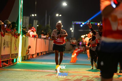Race photo from PIK NITE RUN 2025