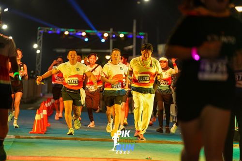Race photo from PIK NITE RUN 2025