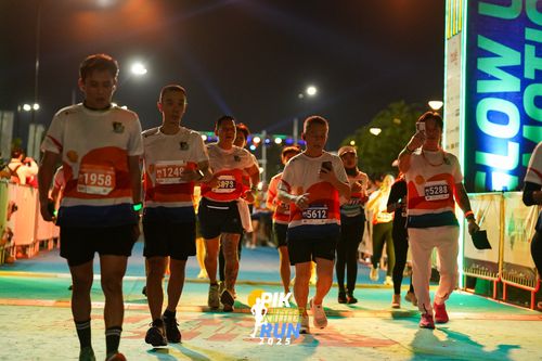 Race photo from PIK NITE RUN 2025