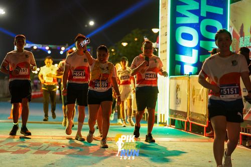 Race photo from PIK NITE RUN 2025