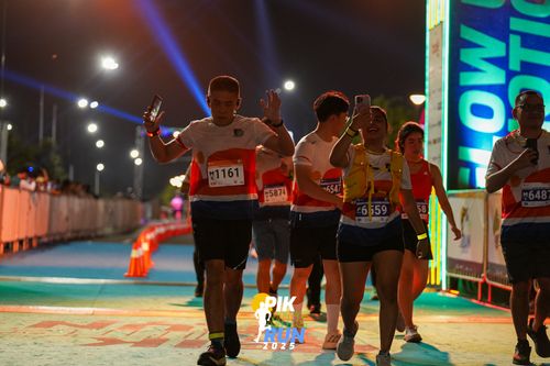 Race photo from PIK NITE RUN 2025