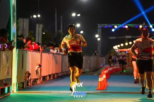 Race photo from PIK NITE RUN 2025