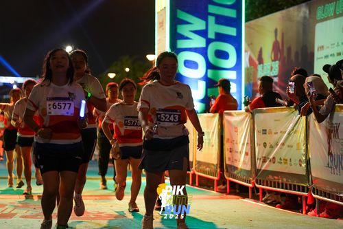 Race photo from PIK NITE RUN 2025