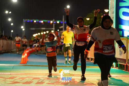 Race photo from PIK NITE RUN 2025