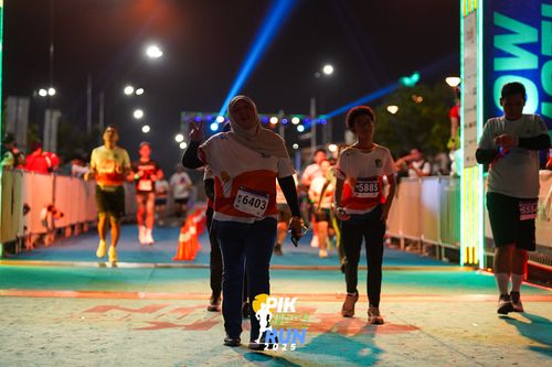 Race photo from PIK NITE RUN 2025