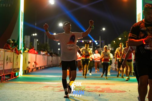 Race photo from PIK NITE RUN 2025