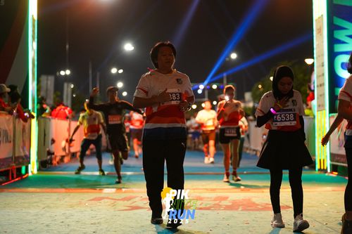 Race photo from PIK NITE RUN 2025