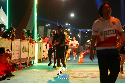Race photo from PIK NITE RUN 2025