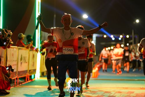 Race photo from PIK NITE RUN 2025