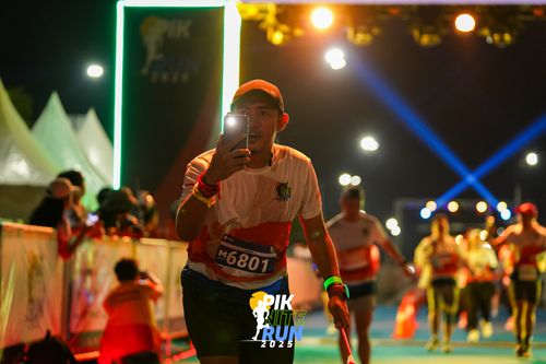 Race photo from PIK NITE RUN 2025