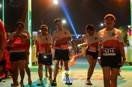 Race photo from PIK NITE RUN 2025