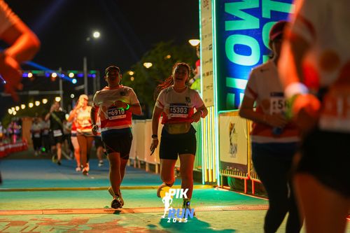 Race photo from PIK NITE RUN 2025