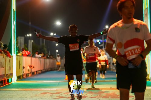 Race photo from PIK NITE RUN 2025