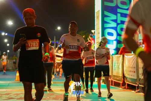 Race photo from PIK NITE RUN 2025