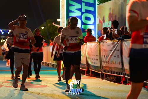 Race photo from PIK NITE RUN 2025