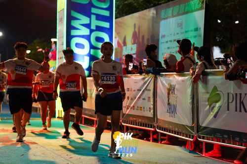 Race photo from PIK NITE RUN 2025