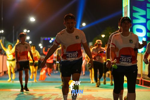 Race photo from PIK NITE RUN 2025