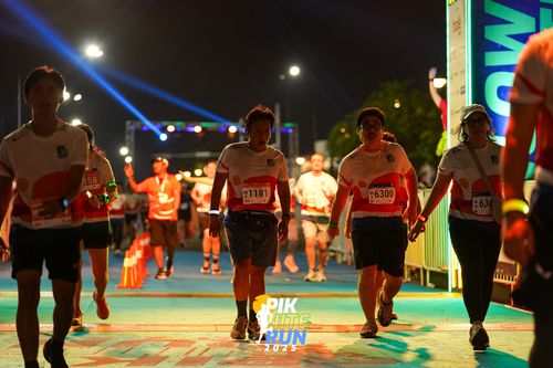Race photo from PIK NITE RUN 2025