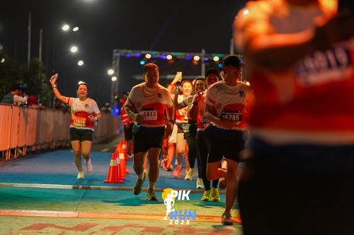 Race photo from PIK NITE RUN 2025