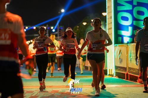 Race photo from PIK NITE RUN 2025