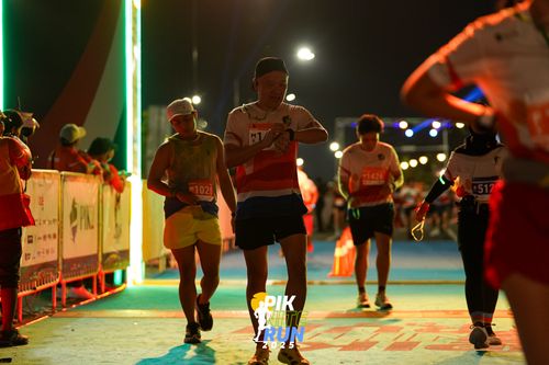 Race photo from PIK NITE RUN 2025