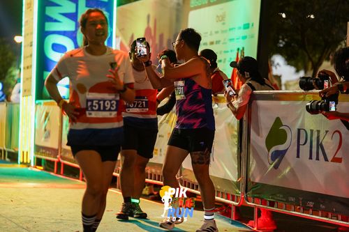 Race photo from PIK NITE RUN 2025