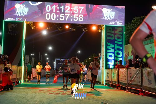 Race photo from PIK NITE RUN 2025