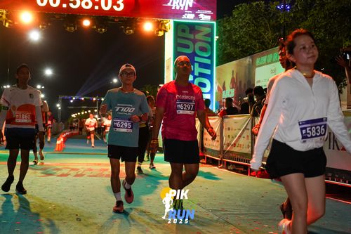 Race photo from PIK NITE RUN 2025