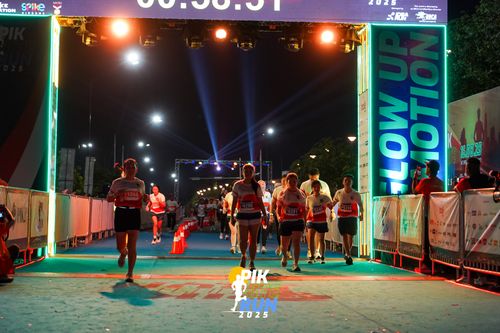 Race photo from PIK NITE RUN 2025