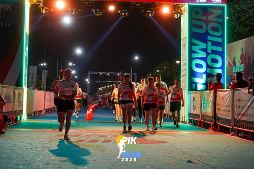 Race photo from PIK NITE RUN 2025