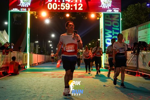 Race photo from PIK NITE RUN 2025