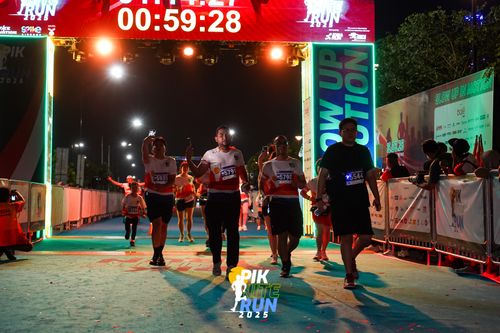 Race photo from PIK NITE RUN 2025