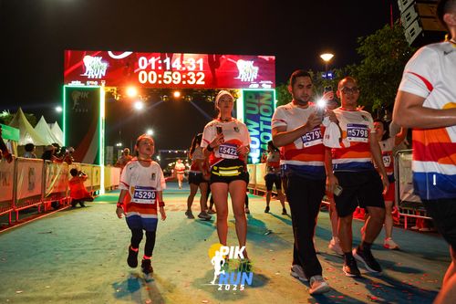Race photo from PIK NITE RUN 2025