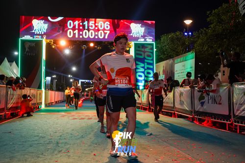 Race photo from PIK NITE RUN 2025