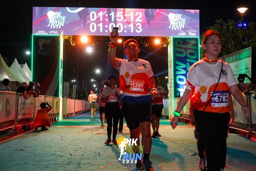 Race photo from PIK NITE RUN 2025