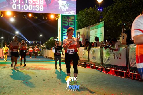Race photo from PIK NITE RUN 2025