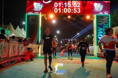 Race photo from PIK NITE RUN 2025