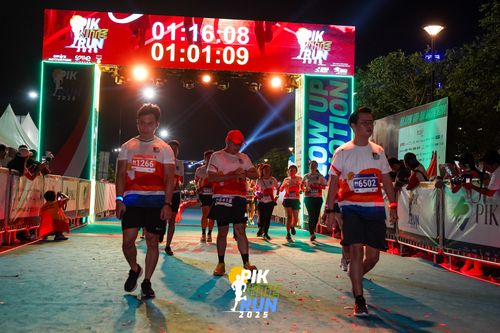 Race photo from PIK NITE RUN 2025