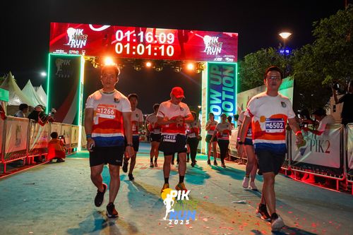 Race photo from PIK NITE RUN 2025