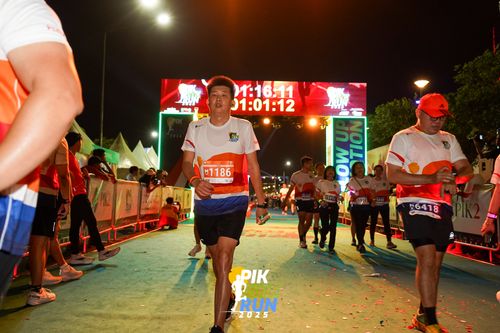Race photo from PIK NITE RUN 2025